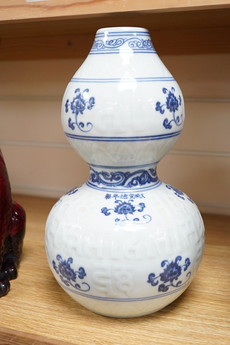 A Chinese blue and white double gourd vase, 30cm